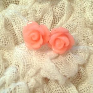 Rosebud earrings NWOT